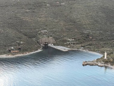 Arnavutluk 'ta terk edilmiş Sovyet döneminden kalma bir denizaltı üssü tüneli, bir dağın altına kurulmuş Soğuk Savaş askeri altyapısının kalıntısı..