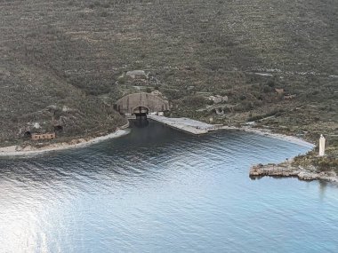 Arnavutluk 'ta terk edilmiş Sovyet döneminden kalma bir denizaltı üssü tüneli, bir dağın altına kurulmuş Soğuk Savaş askeri altyapısının kalıntısı..