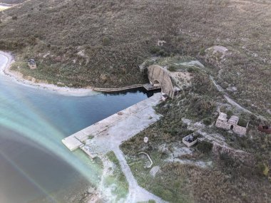 Arnavutluk 'ta terk edilmiş Sovyet döneminden kalma bir denizaltı üssü tüneli, bir dağın altına kurulmuş Soğuk Savaş askeri altyapısının kalıntısı..