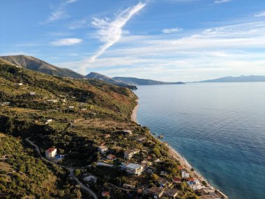 Arnavutluk 'un Saranda-havacılık manzarası yakınlarındaki Arnavut dağları Arnavutluk Hava Fotoğrafçılığına bakıyor. İyon Denizi. Arnavut Rivierası. İnsansız hava aracı Sarande 'den ateş edildi. Arnavutluk kıyı-Balkan ülkesi. Yürüyüşçüler cenneti.