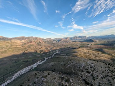 Arnavutluk 'un Saranda-havacılık manzarası yakınlarındaki Arnavut dağları Arnavutluk Hava Fotoğrafçılığına bakıyor. İyon Denizi. Arnavut Rivierası. İnsansız hava aracı Sarande 'den ateş edildi. Arnavutluk kıyı-Balkan ülkesi. Yürüyüşçüler cenneti.