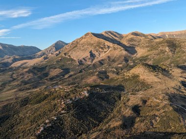 Arnavutluk 'un Saranda-havacılık manzarası yakınlarındaki Arnavut dağları Arnavutluk Hava Fotoğrafçılığına bakıyor. İyon Denizi. Arnavut Rivierası. İnsansız hava aracı Sarande 'den ateş edildi. Arnavutluk kıyı-Balkan ülkesi. Yürüyüşçüler cenneti.