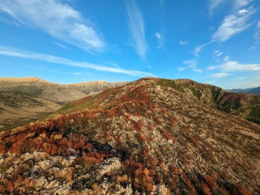 Arnavutluk 'un Saranda-havacılık manzarası yakınlarındaki Arnavut dağları Arnavutluk Hava Fotoğrafçılığına bakıyor. İyon Denizi. Arnavut Rivierası. İnsansız hava aracı Sarande 'den ateş edildi. Arnavutluk kıyı-Balkan ülkesi. Yürüyüşçüler cenneti.