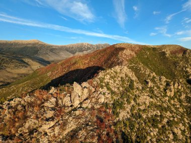 Arnavutluk 'un Saranda-havacılık manzarası yakınlarındaki Arnavut dağları Arnavutluk Hava Fotoğrafçılığına bakıyor. İyon Denizi. Arnavut Rivierası. İnsansız hava aracı Sarande 'den ateş edildi. Arnavutluk kıyı-Balkan ülkesi. Yürüyüşçüler cenneti.