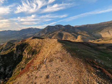 Arnavutluk 'un Saranda-havacılık manzarası yakınlarındaki Arnavut dağları Arnavutluk Hava Fotoğrafçılığına bakıyor. İyon Denizi. Arnavut Rivierası. İnsansız hava aracı Sarande 'den ateş edildi. Arnavutluk kıyı-Balkan ülkesi. Yürüyüşçüler cenneti.