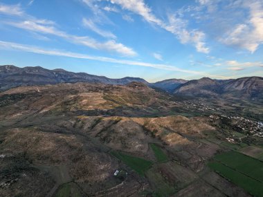 Arnavutluk 'un Saranda-havacılık manzarası yakınlarındaki Arnavut dağları Arnavutluk Hava Fotoğrafçılığına bakıyor. İyon Denizi. Arnavut Rivierası. İnsansız hava aracı Sarande 'den ateş edildi. Arnavutluk kıyı-Balkan ülkesi. Yürüyüşçüler cenneti.
