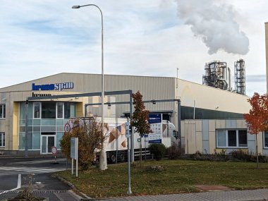 Jihlava, Çek Cumhuriyeti - 11 Kasım 2023: Uluslararası Kronospan Şirketi Kronospan Wood tabanlı Paneller Üretim Fabrikası Binası. Kronospan Jihlava