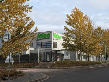 Humpolec, Çek Cumhuriyeti - 11 Kasım 2023: Valeo logosu. Fransız küresel otomotiv tedarikçisi, marka logoti tabelalı bina. Çek fabrikası deposu ve D1 otoyolunun yanındaki üretim tesisi.