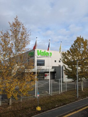 Humpolec, Çek Cumhuriyeti - 11 Kasım 2023: Valeo logosu. Fransız küresel otomotiv tedarikçisi, marka logoti tabelalı bina. Çek fabrikası deposu ve D1 otoyolunun yanındaki üretim tesisi.