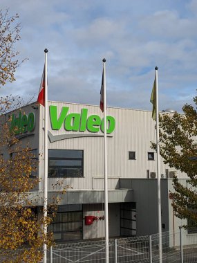 Humpolec, Çek Cumhuriyeti - 11 Kasım 2023: Valeo logosu. Fransız küresel otomotiv tedarikçisi, marka logoti tabelalı bina. Çek fabrikası deposu ve D1 otoyolunun yanındaki üretim tesisi.