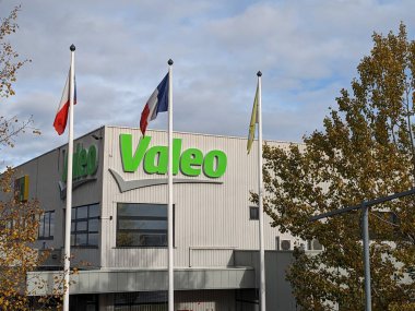 Humpolec, Çek Cumhuriyeti - 11 Kasım 2023: Valeo logosu. Fransız küresel otomotiv tedarikçisi, marka logoti tabelalı bina. Çek fabrikası deposu ve D1 otoyolunun yanındaki üretim tesisi.