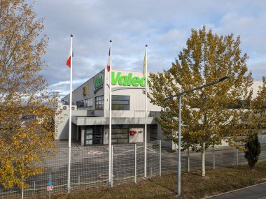 Humpolec, Çek Cumhuriyeti - 11 Kasım 2023: Valeo logosu. Fransız küresel otomotiv tedarikçisi, marka logoti tabelalı bina. Çek fabrikası deposu ve D1 otoyolunun yanındaki üretim tesisi.