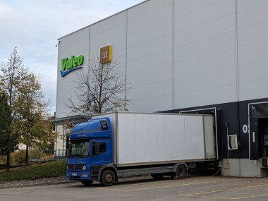 Humpolec, Çek Cumhuriyeti - 11 Kasım 2023: Valeo logosu. Fransız küresel otomotiv tedarikçisi, marka logoti tabelalı bina. Çek fabrikası deposu ve D1 otoyolunun yanındaki üretim tesisi.