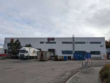 Humpolec, Çek Cumhuriyeti - 11 Kasım 2023: Humpolec ctPARK .VOLVO kamyon tamir merkezi tesisi, RENAULT TIUCKS, HENKEL, Çek fabrikası depoları ve D1 karayolu üzerindeki üretim tesisi