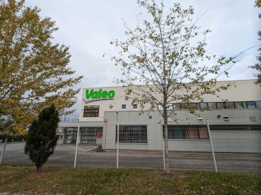 Humpolec, Çek Cumhuriyeti - 11 Kasım 2023: Valeo logosu. Fransız küresel otomotiv tedarikçisi, marka logoti tabelalı bina. Çek fabrikası deposu ve D1 otoyolunun yanındaki üretim tesisi.