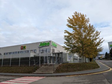 Humpolec, Çek Cumhuriyeti - 11 Kasım 2023: Valeo logosu. Fransız küresel otomotiv tedarikçisi, marka logoti tabelalı bina. Çek fabrikası deposu ve D1 otoyolunun yanındaki üretim tesisi.