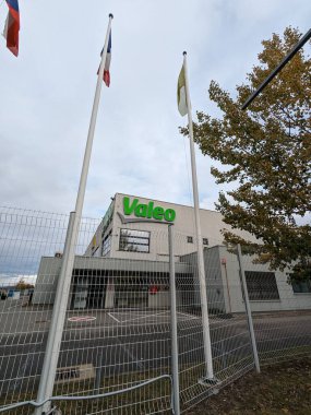 Humpolec, Çek Cumhuriyeti - 11 Kasım 2023: Valeo logosu. Fransız küresel otomotiv tedarikçisi, marka logoti tabelalı bina. Çek fabrikası deposu ve D1 otoyolunun yanındaki üretim tesisi.