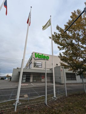 Humpolec, Çek Cumhuriyeti - 11 Kasım 2023: Valeo logosu. Fransız küresel otomotiv tedarikçisi, marka logoti tabelalı bina. Çek fabrikası deposu ve D1 otoyolunun yanındaki üretim tesisi.