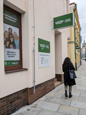 Havlickuv Brod, Çek Cumhuriyeti 6 Mayıs 2025: Çek sağlık sigorta şirketi VOZP binası resmi tabelalı, devlet sağlık sigortası sağlayıcısı.