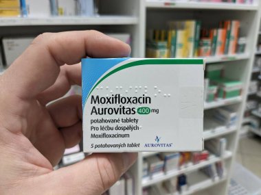 Prag, Çek Cumhuriyeti - 22 Kasım 2023: Moxifloxacin Aurovitas ilacı. İlaç paketi. Antibiyotik reçeteli ilaçlar. Eczane konsepti, Bohemya, Çek malı.