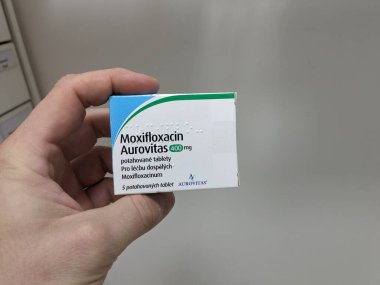 Prag, Çek Cumhuriyeti - 22 Kasım 2023: Moxifloxacin Aurovitas ilacı. İlaç paketi. Antibiyotik reçeteli ilaçlar. Eczane konsepti, Bohemya, Çek malı.