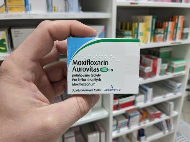 Prag, Çek Cumhuriyeti - 22 Kasım 2023: Moxifloxacin Aurovitas ilacı. İlaç paketi. Antibiyotik reçeteli ilaçlar. Eczane konsepti, Bohemya, Çek malı.