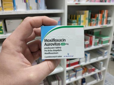 Prag, Çek Cumhuriyeti - 22 Kasım 2023: Moxifloxacin Aurovitas ilacı. İlaç paketi. Antibiyotik reçeteli ilaçlar. Eczane konsepti, Bohemya, Çek malı.