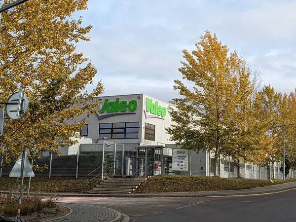 Humpolec, Çek Cumhuriyeti - 11 Kasım 2023: Valeo logosu. Fransız küresel otomotiv tedarikçisi, marka logoti tabelalı bina. Çek fabrikası deposu ve D1 otoyolunun yanındaki üretim tesisi.