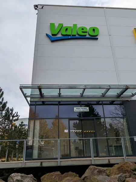 Humpolec, Çek Cumhuriyeti - 11 Kasım 2023: Valeo logosu. Fransız küresel otomotiv tedarikçisi, marka logoti tabelalı bina. Çek fabrikası deposu ve D1 otoyolunun yanındaki üretim tesisi.