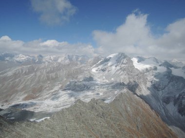 Himalayalar 'ın hava manzarası Dharamsala' dan Manali, Bir Billing 'e bir yamaç paraşütü uçuşundan görülüyor. Hindistan-Himachal Pradesh' te karlı zirveleri olan görkemli dağ sırası.