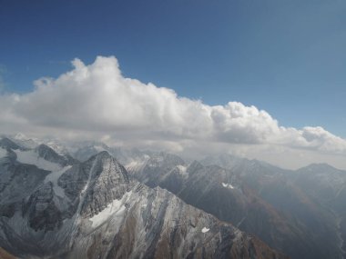 Himalayalar 'ın hava manzarası Dharamsala' dan Manali, Bir Billing 'e bir yamaç paraşütü uçuşundan görülüyor. Hindistan-Himachal Pradesh' te karlı zirveleri olan görkemli dağ sırası.