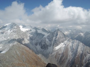 Himalayalar 'ın hava manzarası Dharamsala' dan Manali, Bir Billing 'e bir yamaç paraşütü uçuşundan görülüyor. Hindistan-Himachal Pradesh' te karlı zirveleri olan görkemli dağ sırası.