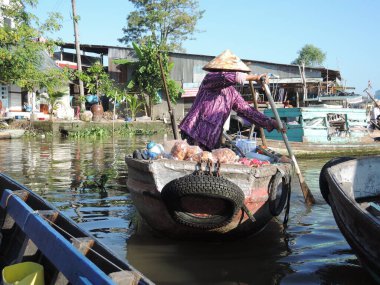 Vietnam 'da bir nehirde yüzen pazar