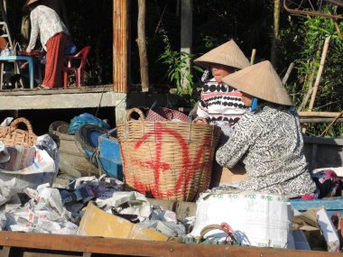 Vietnam 'da bir nehirde yüzen pazar