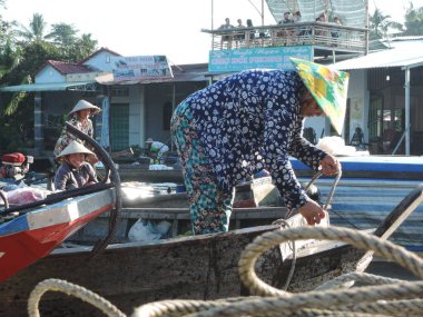 Vietnam 'da bir nehirde yüzen pazar