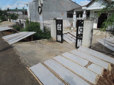 Güneydoğu Asya 'da geleneksel pirinç eriştesi üretimi, vietnam, pirinç unundan elde yapılan erişte, bambu yapımları, lezzetli yerel yiyecekler, sokakta güneşte kurutulmaktan daha iyidir.