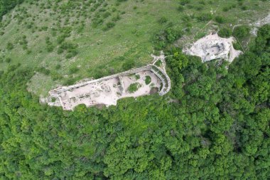 Şato Devicky, Palava, Moravya bölgesi, Pavlovske vrchy, Çek Cumhuriyeti, Palava aralığı, üzüm bağları, CHKO Palava, Korunan Peyzaj Bölgesi (Chrnn Krajinn oblast Plava))