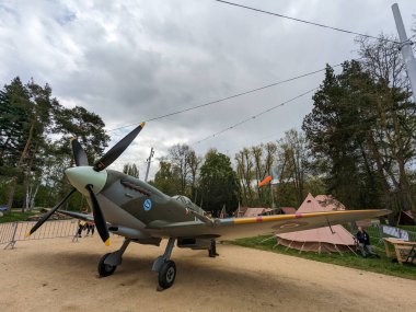 PILSEN, CZECH Cumhuriyet - 5 Mayıs 2023: Özgürlük Konvoyu. Özgürlük Festivali Plzen (Plze). Pilsen 'in Mayıs 1945' te Amerikan Ordusu tarafından kurtarılmasının kutlanması. 2. Dünya Savaşı 'ndan kalma makineler, tanklar ve zırhlı araçlar.