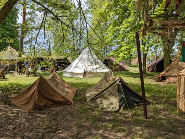 PILSEN, CZECH Cumhuriyet - 5 Mayıs 2023: Özgürlük Konvoyu. Özgürlük Festivali Plzen (Plze). Pilsen 'in Mayıs 1945' te Amerikan Ordusu tarafından kurtarılmasının kutlanması. 2. Dünya Savaşı 'ndan kalma makineler, tanklar ve zırhlı araçlar.