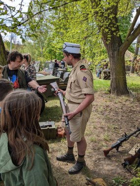 PILSEN, CZECH Cumhuriyet - 5 Mayıs 2023: Özgürlük Konvoyu. Özgürlük Festivali Plzen (Plze). Pilsen 'in Mayıs 1945' te Amerikan Ordusu tarafından kurtarılmasının kutlanması. 2. Dünya Savaşı 'ndan kalma makineler, tanklar ve zırhlı araçlar.