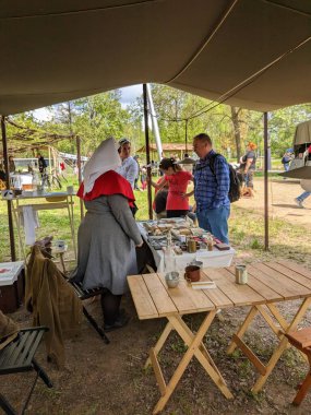 PILSEN, CZECH Cumhuriyet - 5 Mayıs 2023: Özgürlük Konvoyu. Özgürlük Festivali Plzen (Plze). Pilsen 'in Mayıs 1945' te Amerikan Ordusu tarafından kurtarılmasının kutlanması. 2. Dünya Savaşı 'ndan kalma makineler, tanklar ve zırhlı araçlar.