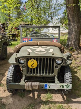 PILSEN, CZECH Cumhuriyet - 5 Mayıs 2023: Özgürlük Konvoyu. Özgürlük Festivali Plzen (Plze). Pilsen 'in Mayıs 1945' te Amerikan Ordusu tarafından kurtarılmasının kutlanması. 2. Dünya Savaşı 'ndan kalma makineler, tanklar ve zırhlı araçlar.