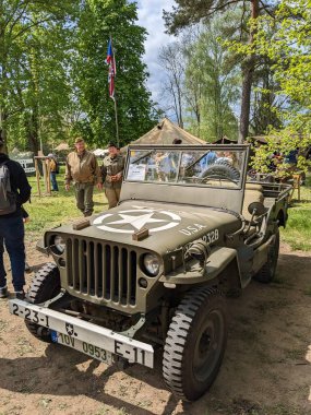 PILSEN, CZECH Cumhuriyet - 5 Mayıs 2023: Özgürlük Konvoyu. Özgürlük Festivali Plzen (Plze). Pilsen 'in Mayıs 1945' te Amerikan Ordusu tarafından kurtarılmasının kutlanması. 2. Dünya Savaşı 'ndan kalma makineler, tanklar ve zırhlı araçlar.