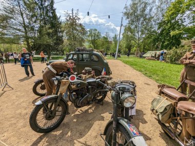 PILSEN, CZECH Cumhuriyet - 5 Mayıs 2023: Özgürlük Konvoyu. Özgürlük Festivali Plzen (Plze). Pilsen 'in Mayıs 1945' te Amerikan Ordusu tarafından kurtarılmasının kutlanması. 2. Dünya Savaşı 'ndan kalma makineler, tanklar ve zırhlı araçlar.