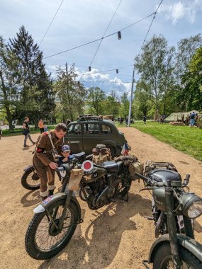 PILSEN, CZECH Cumhuriyet - 5 Mayıs 2023: Özgürlük Konvoyu. Özgürlük Festivali Plzen (Plze). Pilsen 'in Mayıs 1945' te Amerikan Ordusu tarafından kurtarılmasının kutlanması. 2. Dünya Savaşı 'ndan kalma makineler, tanklar ve zırhlı araçlar.