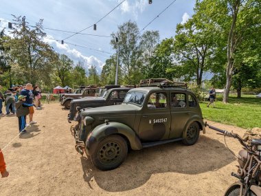 PILSEN, CZECH Cumhuriyet - 5 Mayıs 2023: Özgürlük Konvoyu. Özgürlük Festivali Plzen (Plze). Pilsen 'in Mayıs 1945' te Amerikan Ordusu tarafından kurtarılmasının kutlanması. 2. Dünya Savaşı 'ndan kalma makineler, tanklar ve zırhlı araçlar.