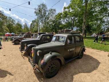 PILSEN, CZECH Cumhuriyet - 5 Mayıs 2023: Özgürlük Konvoyu. Özgürlük Festivali Plzen (Plze). Pilsen 'in Mayıs 1945' te Amerikan Ordusu tarafından kurtarılmasının kutlanması. 2. Dünya Savaşı 'ndan kalma makineler, tanklar ve zırhlı araçlar.