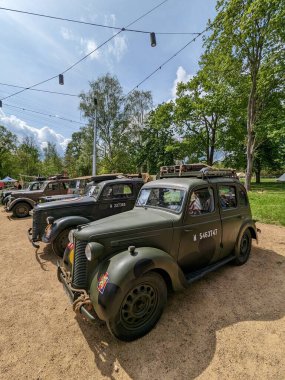 PILSEN, CZECH Cumhuriyet - 5 Mayıs 2023: Özgürlük Konvoyu. Özgürlük Festivali Plzen (Plze). Pilsen 'in Mayıs 1945' te Amerikan Ordusu tarafından kurtarılmasının kutlanması. 2. Dünya Savaşı 'ndan kalma makineler, tanklar ve zırhlı araçlar.
