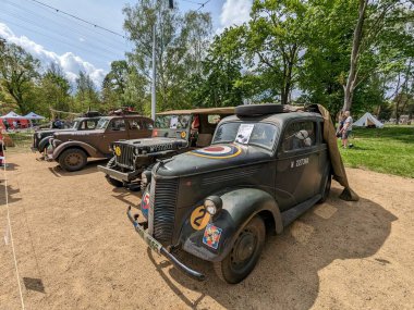 PILSEN, CZECH Cumhuriyet - 5 Mayıs 2023: Özgürlük Konvoyu. Özgürlük Festivali Plzen (Plze). Pilsen 'in Mayıs 1945' te Amerikan Ordusu tarafından kurtarılmasının kutlanması. 2. Dünya Savaşı 'ndan kalma makineler, tanklar ve zırhlı araçlar.