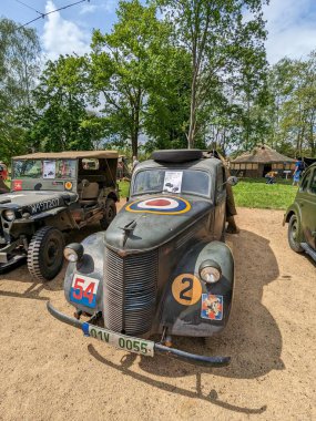 PILSEN, CZECH Cumhuriyet - 5 Mayıs 2023: Özgürlük Konvoyu. Özgürlük Festivali Plzen (Plze). Pilsen 'in Mayıs 1945' te Amerikan Ordusu tarafından kurtarılmasının kutlanması. 2. Dünya Savaşı 'ndan kalma makineler, tanklar ve zırhlı araçlar.